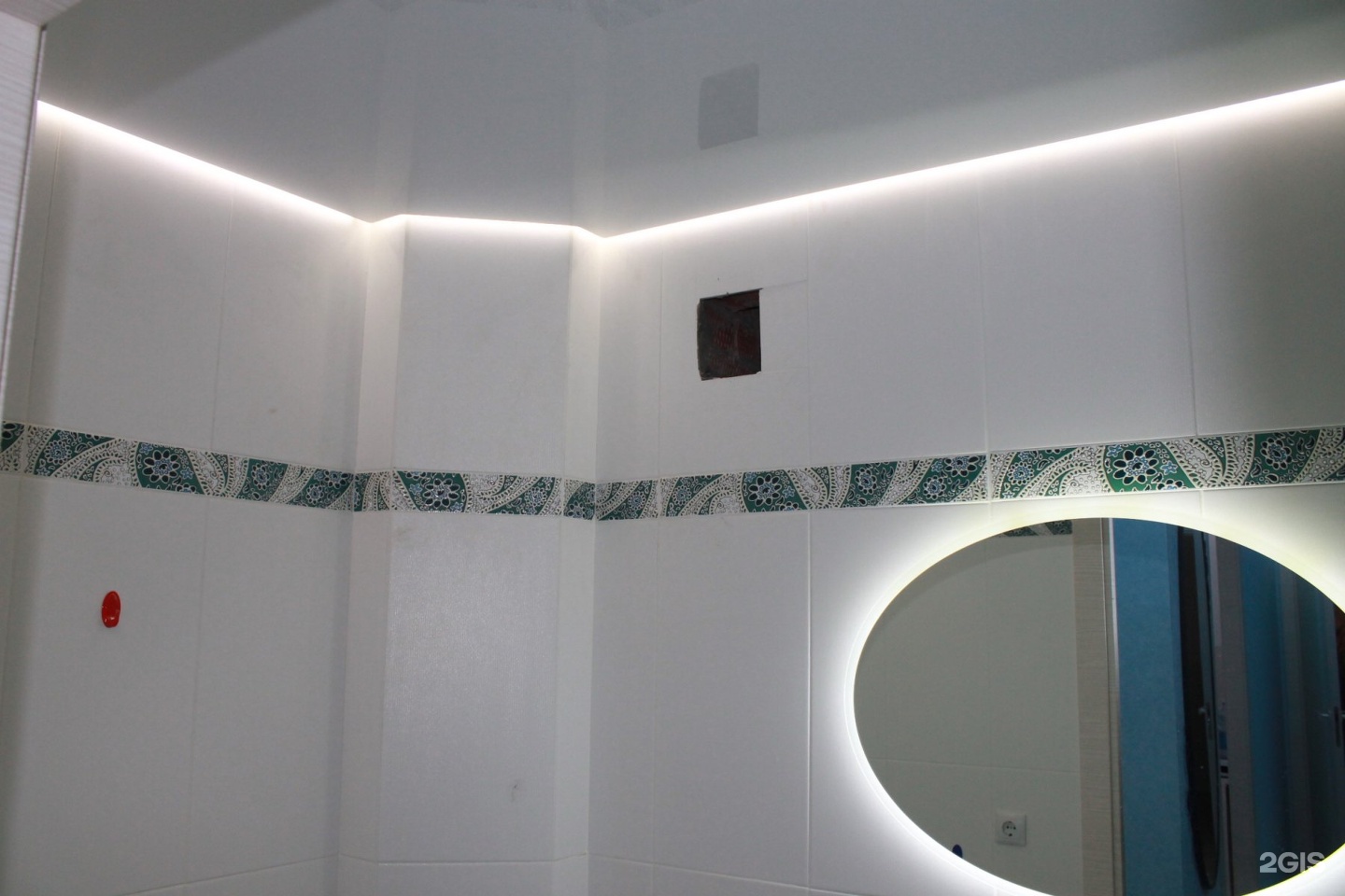 Парящий натяжной потолок в ванной
