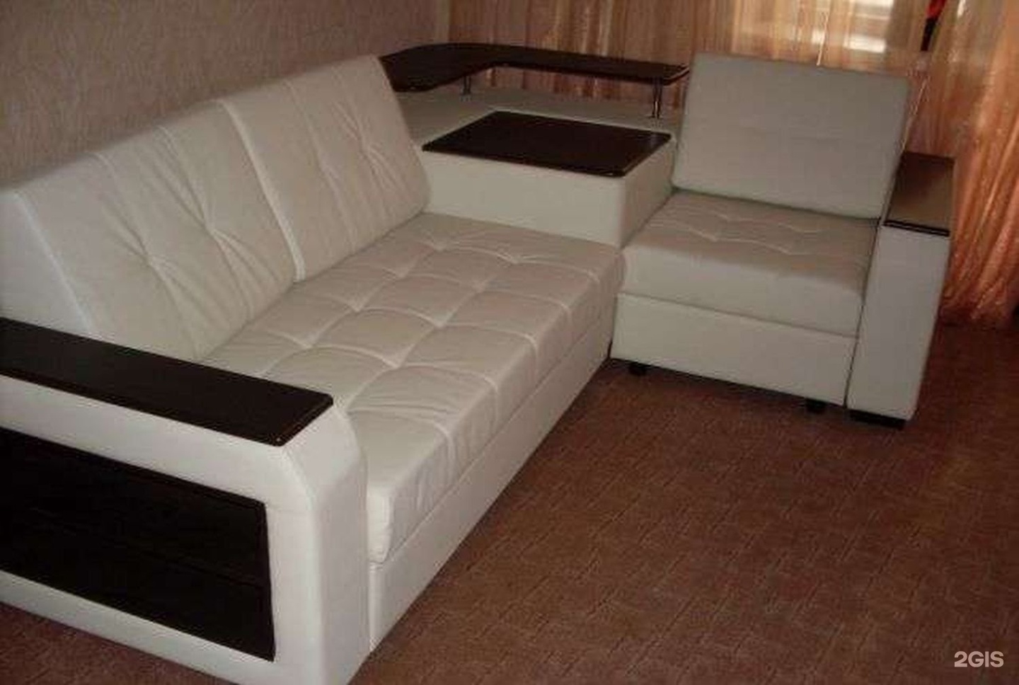 угловой диван с полкой в углу фото