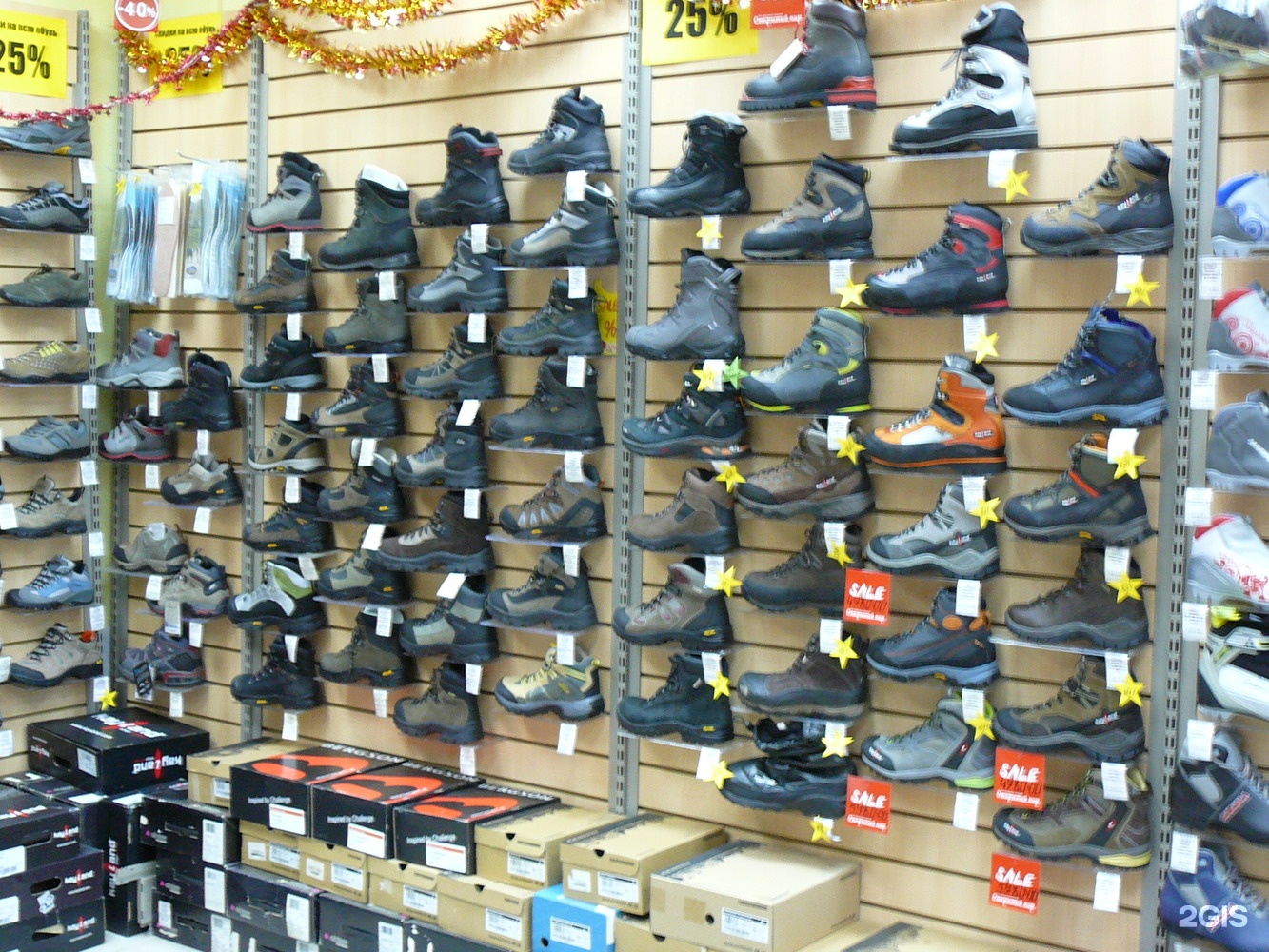Ассортимент обуви в магазинах мир одежды и обуви