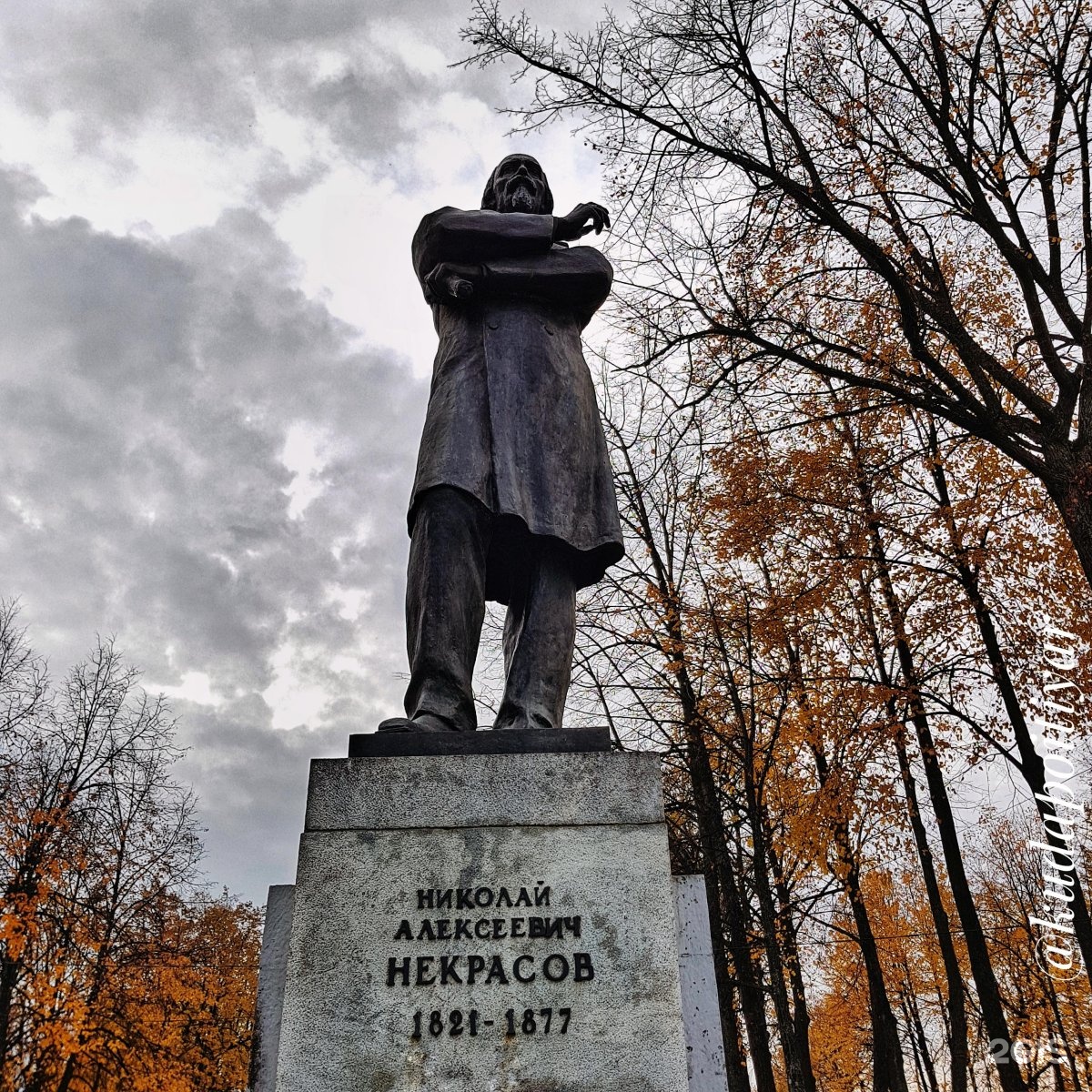 Памятник Николаю Некрасову в Ярославле