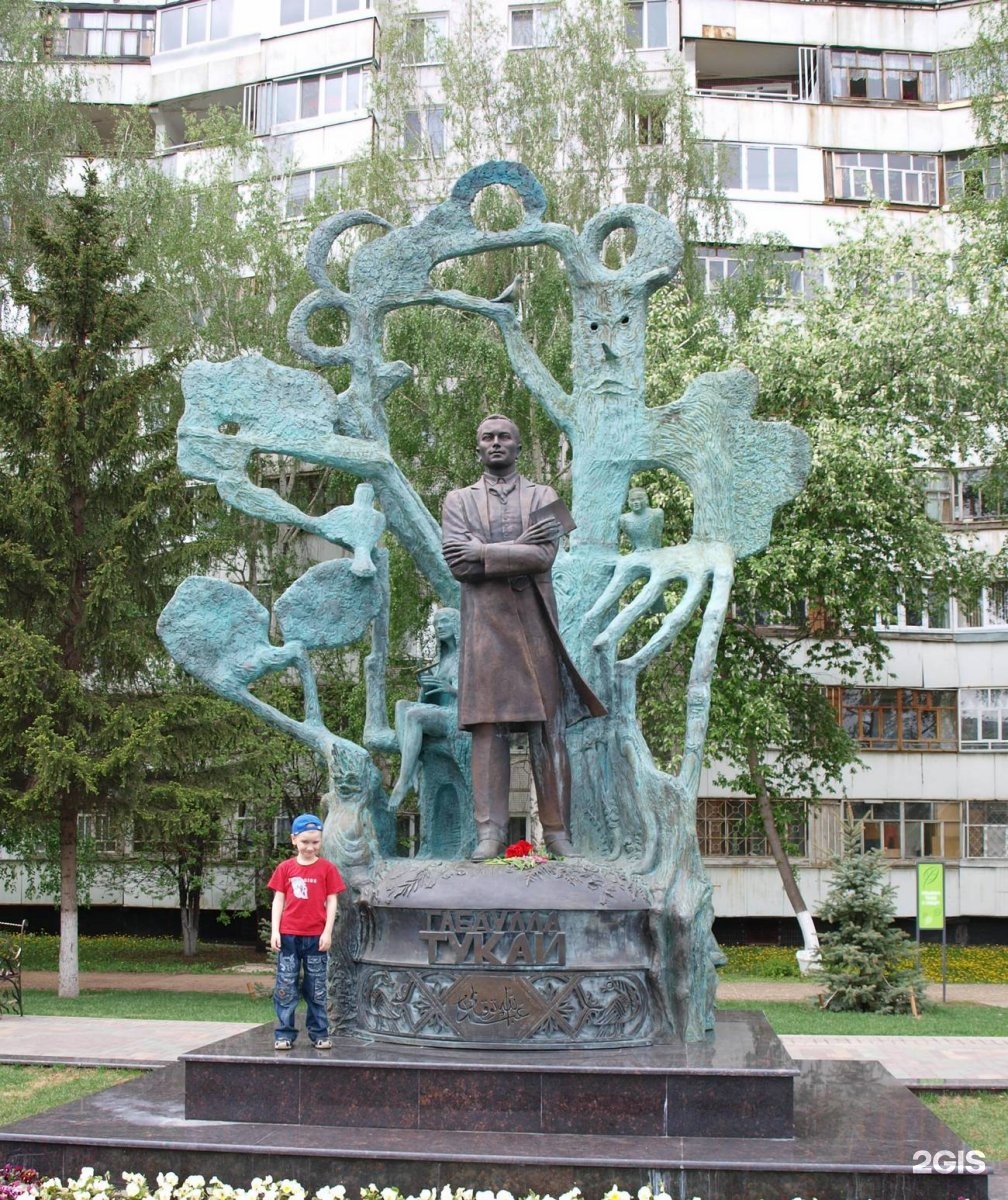 Памятник Габдулле Тукаю городе Набережные Челны