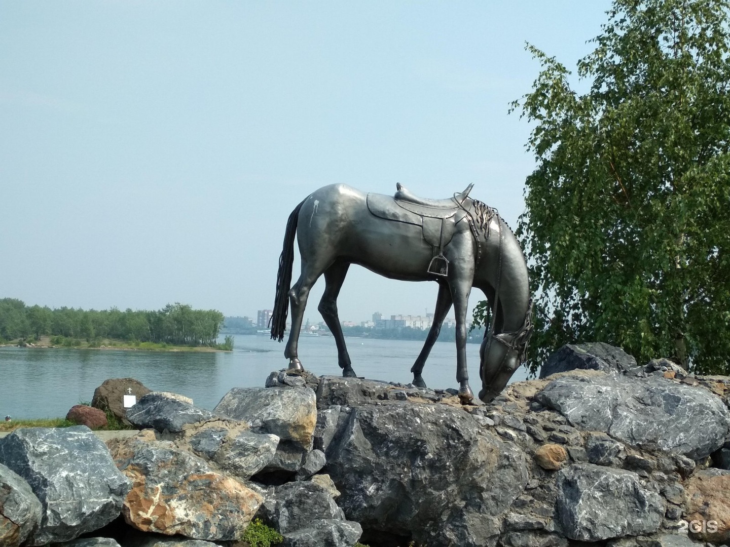 Памятник лошадь белая