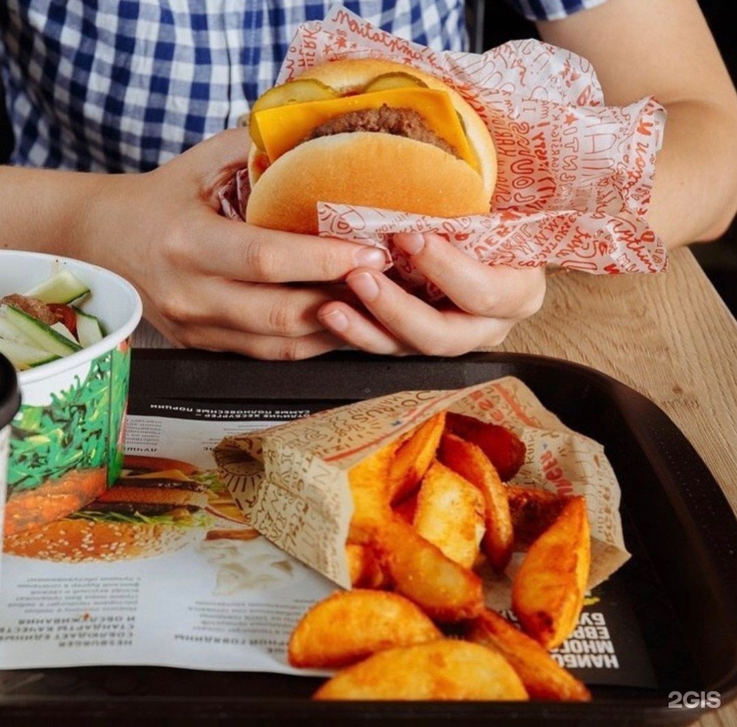 Фаст фуд владивосток. Hesburger Владивосток. Хасбургер Тольятти. Еда в торговом центре.