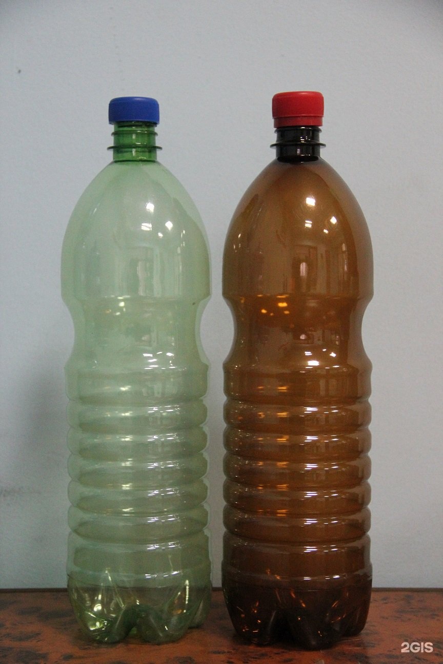 Квас в пластиковой бутылке. Бутылки пластиковые 1.5 л под пиво. ПЭТ бутылки разноцветные. Пивная бутылка цветная пластиковая.