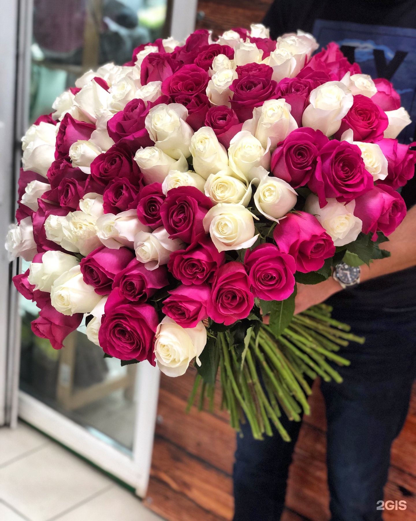 Где купить цветы в саратове. Магазин цветов возле 101 розы Нягань. Доставка цветов Саратов.