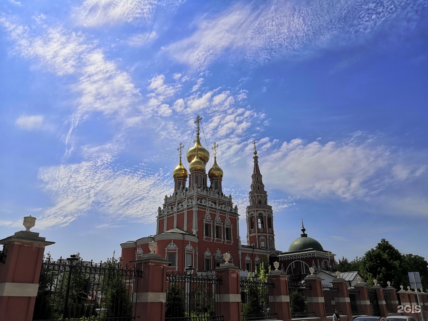 Храм Воскресения Христова в Кадашах. Храм 2 Кадашевский переулок. Церковь Космодамианская в Кадашах. Картина храм в Кадашах.