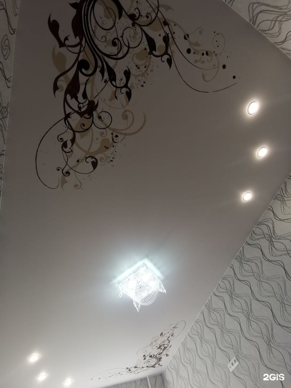 двухуровневый потолок в коридоре. потолок звездное небо в спальне. двухярусный натяжной потолок. двухуровневые комбинированные потолки. цветные натяжные потолки.