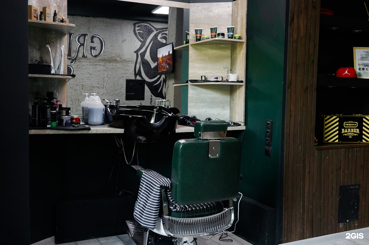 гризли барбершоп. барбершоп гризли. гризли барбершоп. барбершоп в америке. светильник на барбершопах.