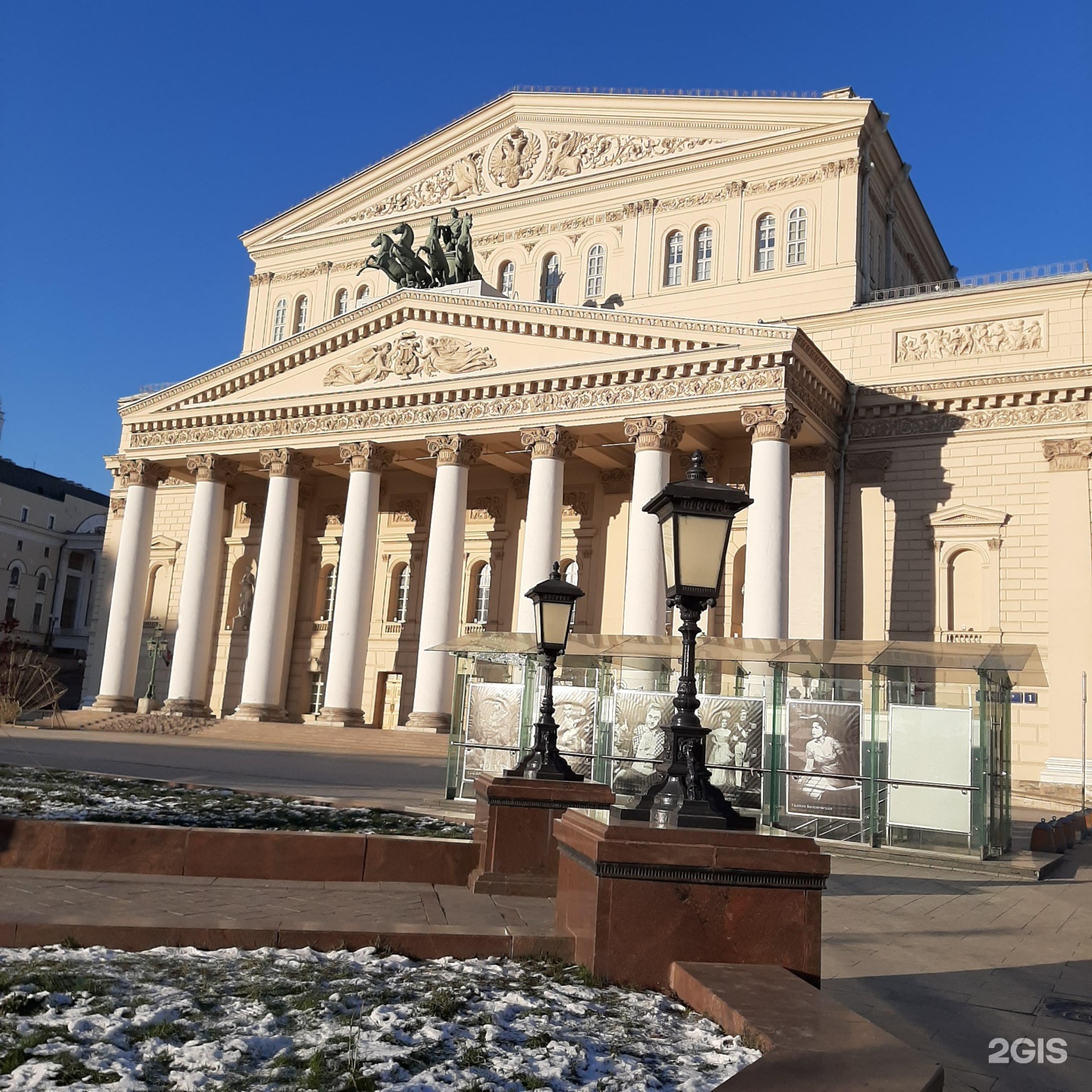 Государственный академический большой театр москва. Государственный Академический большой театр России. Сквер у большого театра. Самый большой театр в России. Большой театр в Москве фото.