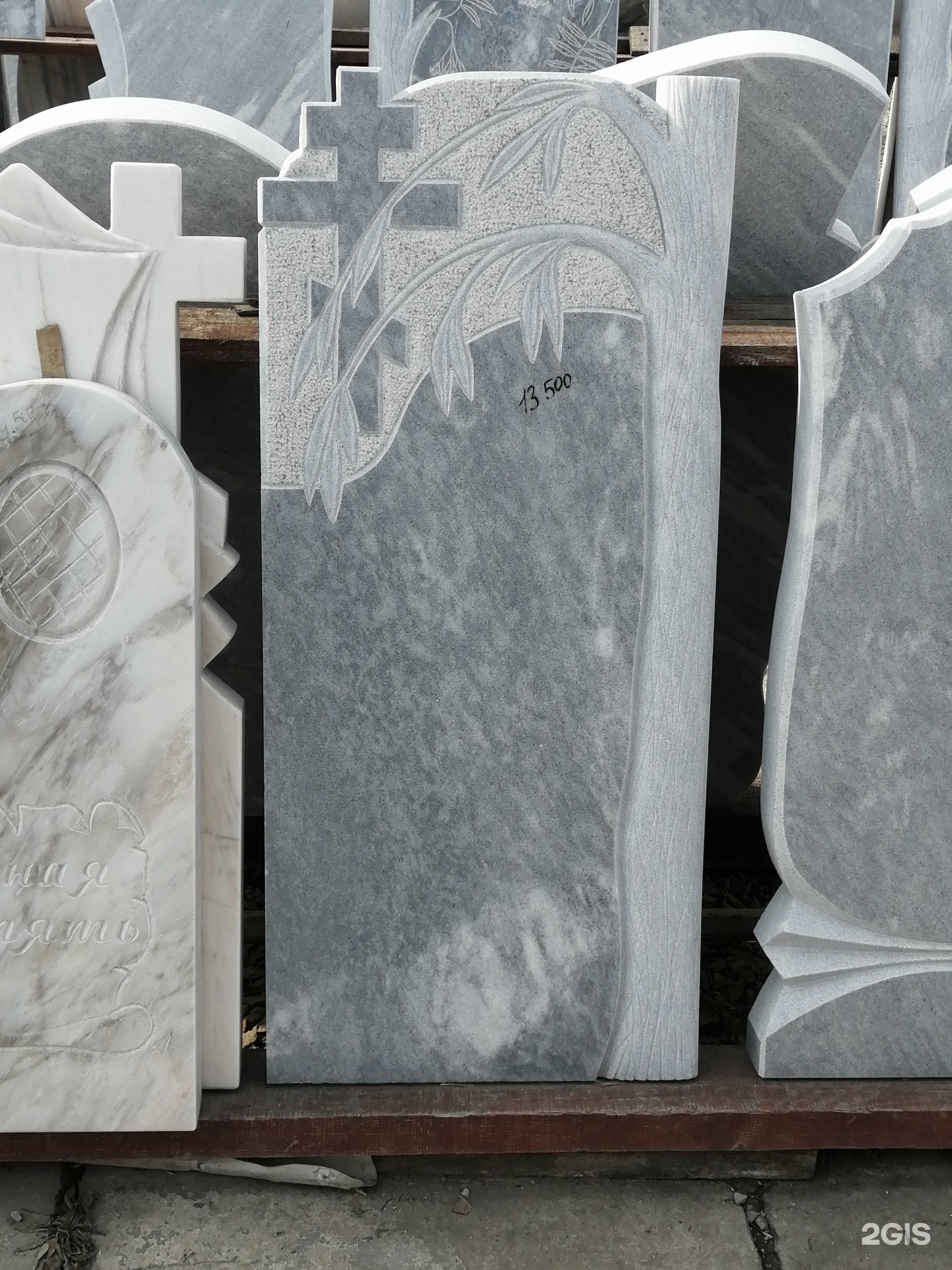 Усть-рудица усадьба ломоносова. Памятник габбро карелия. На гранитной стеле связь управление. Монтаж гранитных памятников. Усадьба ломоносова в лесу в усть рудице.