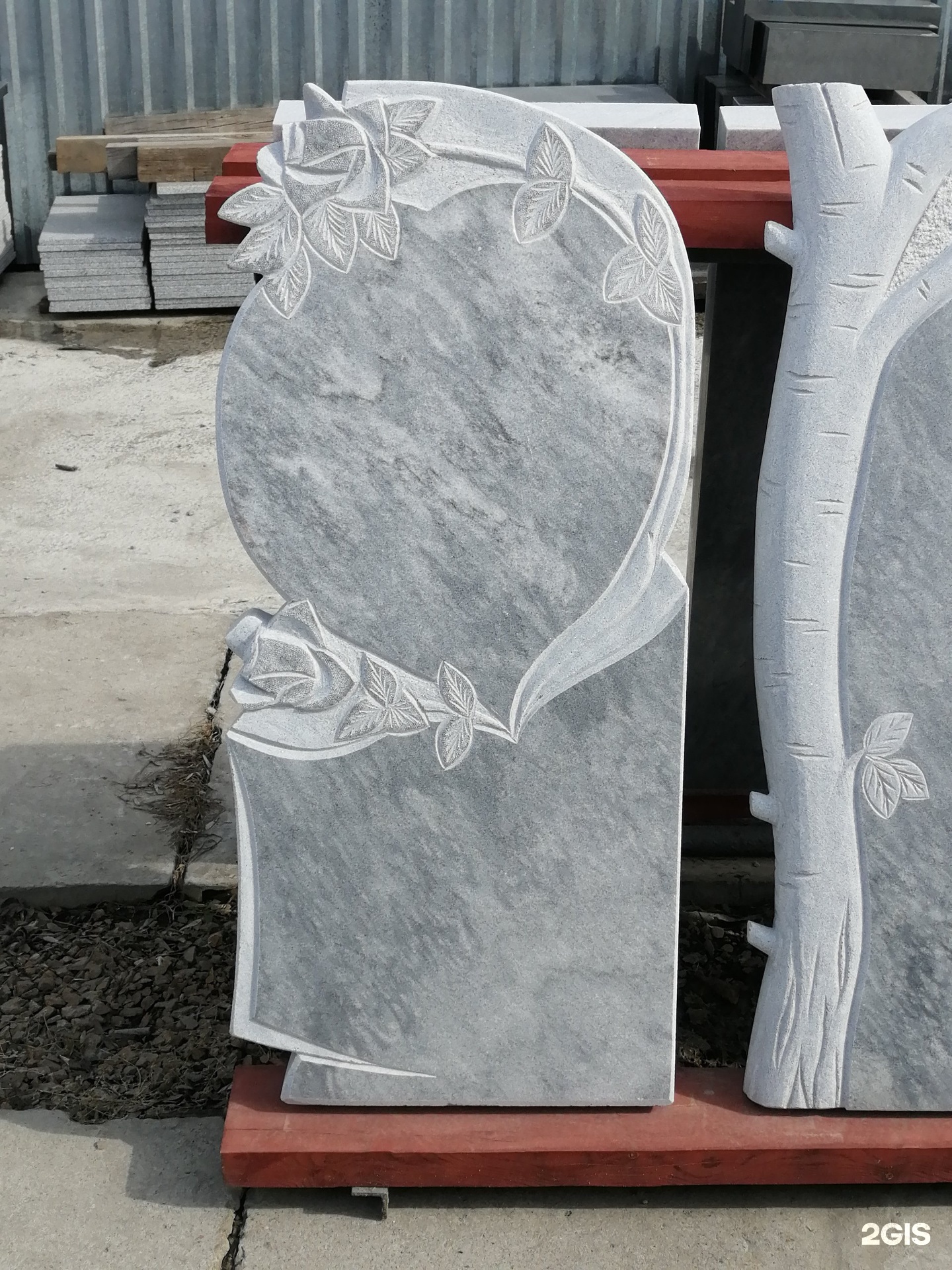 На гранитной стеле связь управление. Гранитные ритуальные памятники. На гранитной стеле связь управление. Карельский гранит дымовский памятники. На гранитной стеле связь управление.