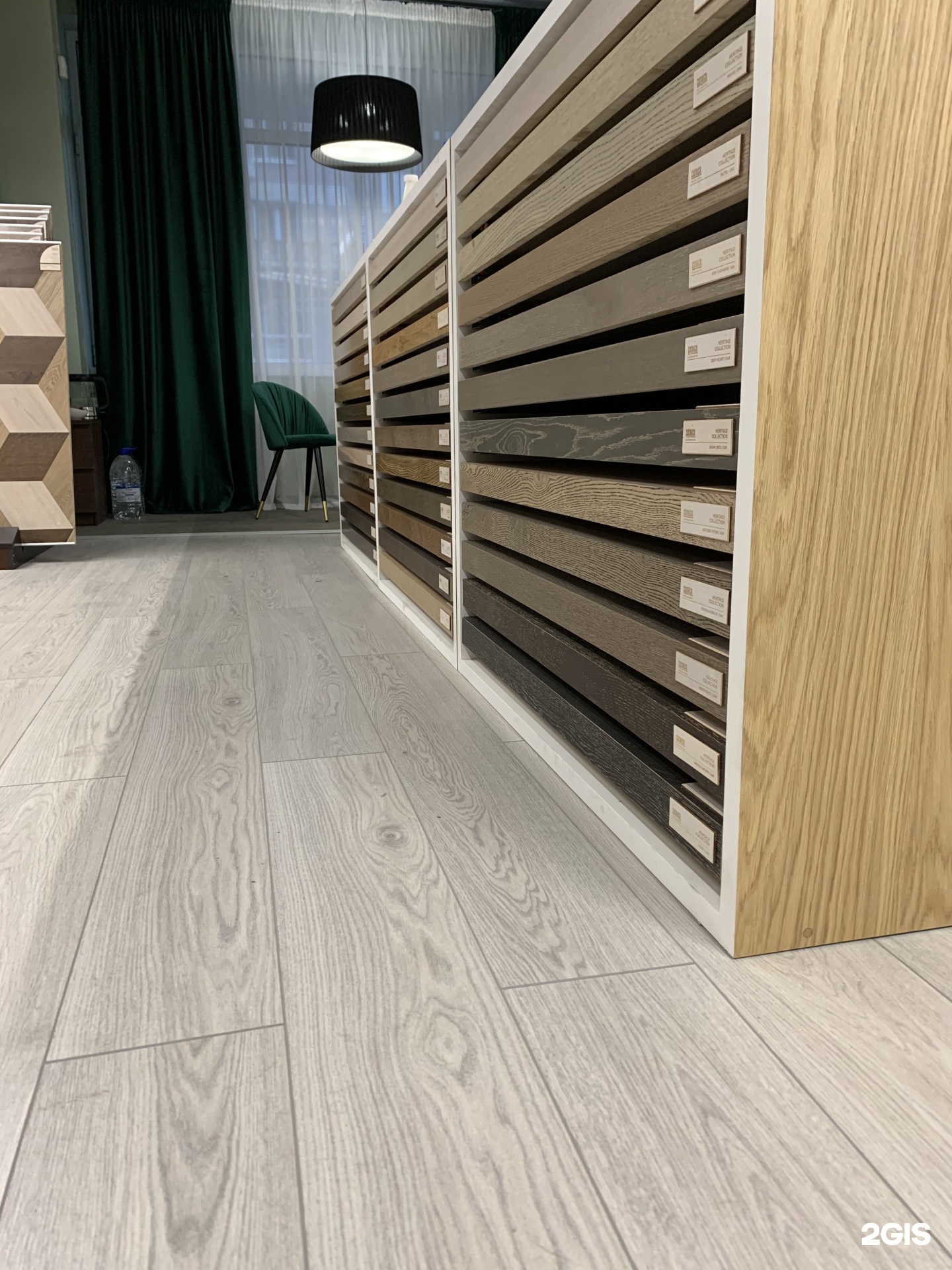 плитка и паркет в кухне гостиной. паркет кантри в интерьере. зонирование пола на кухне. ламинат 0420. двухуровневый пол в гостиной.