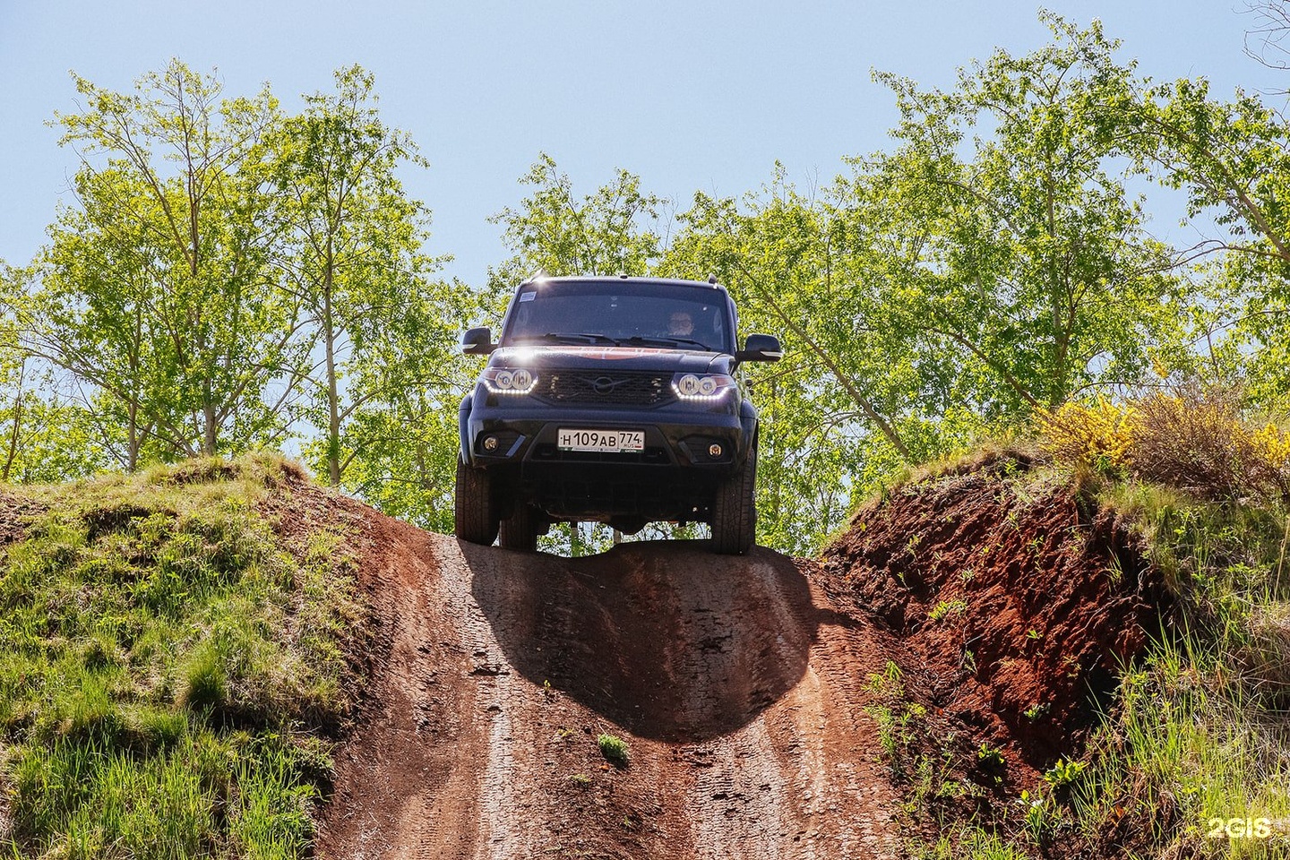 Актион челябинск. Chevrolet Silverado Trail Boss. Great Wall Poer/ Poer KINGKONG. Шевроле на камнях. Драг на пикапах по грунту.