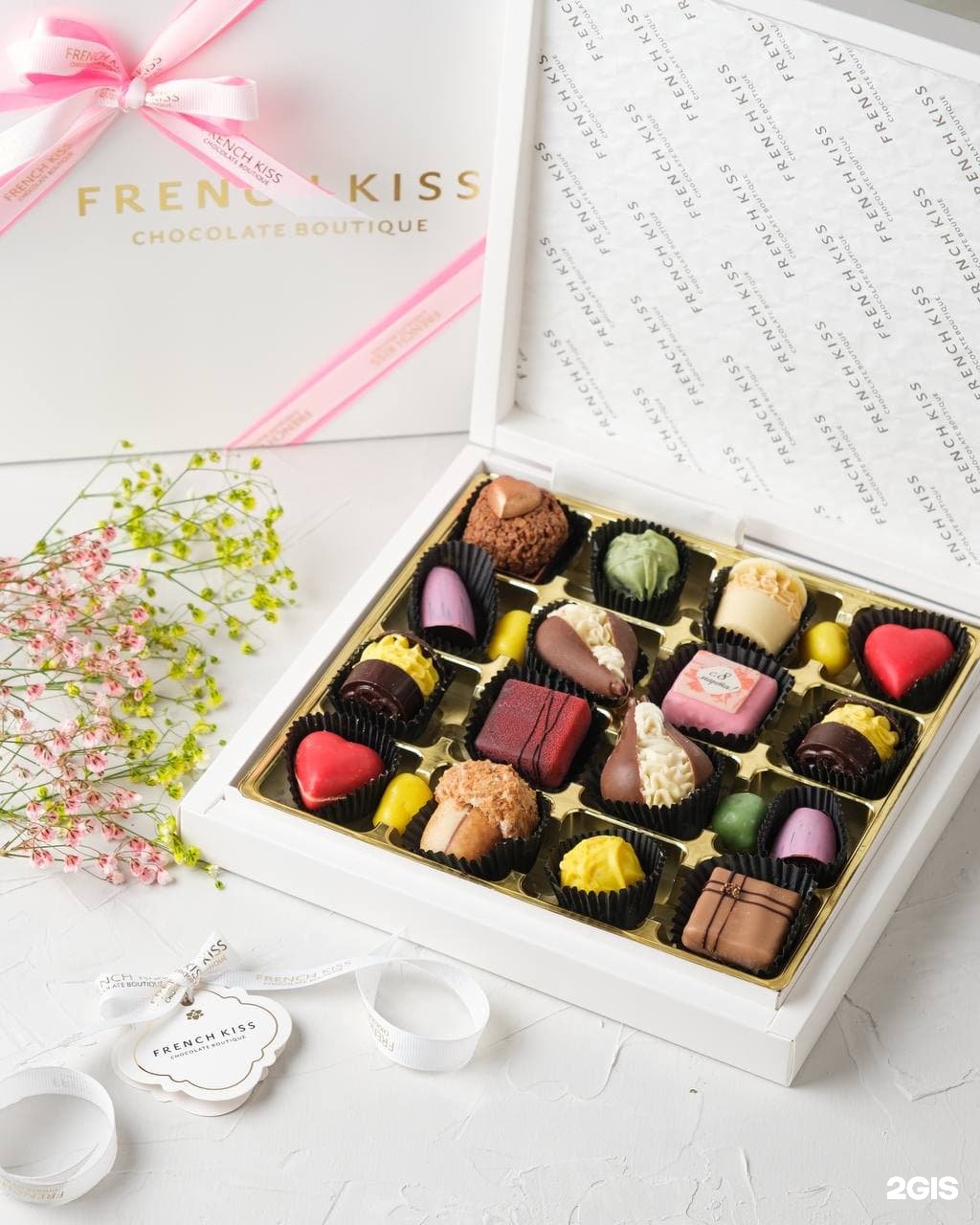 Магазины kiss. Френч Кисс шоколад. French Kiss шоколадный бутик. Французские конфеты. Шоколадные конфеты френч Кисс.