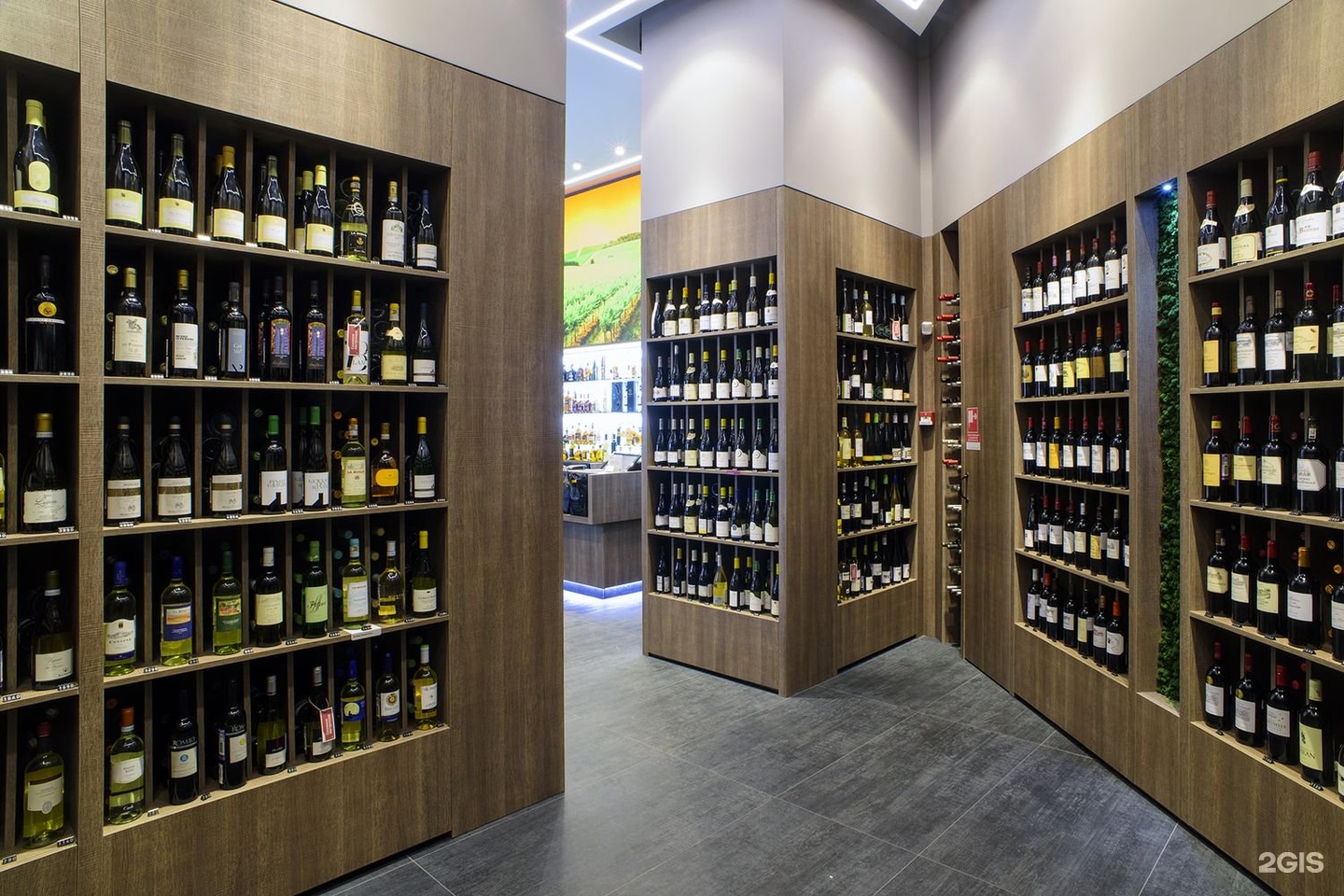 Simple shops. Винотека Симпл вайн. Винотека simple Wine магазин. Simple Wine Авиапарк. Симпл вайн магазины.