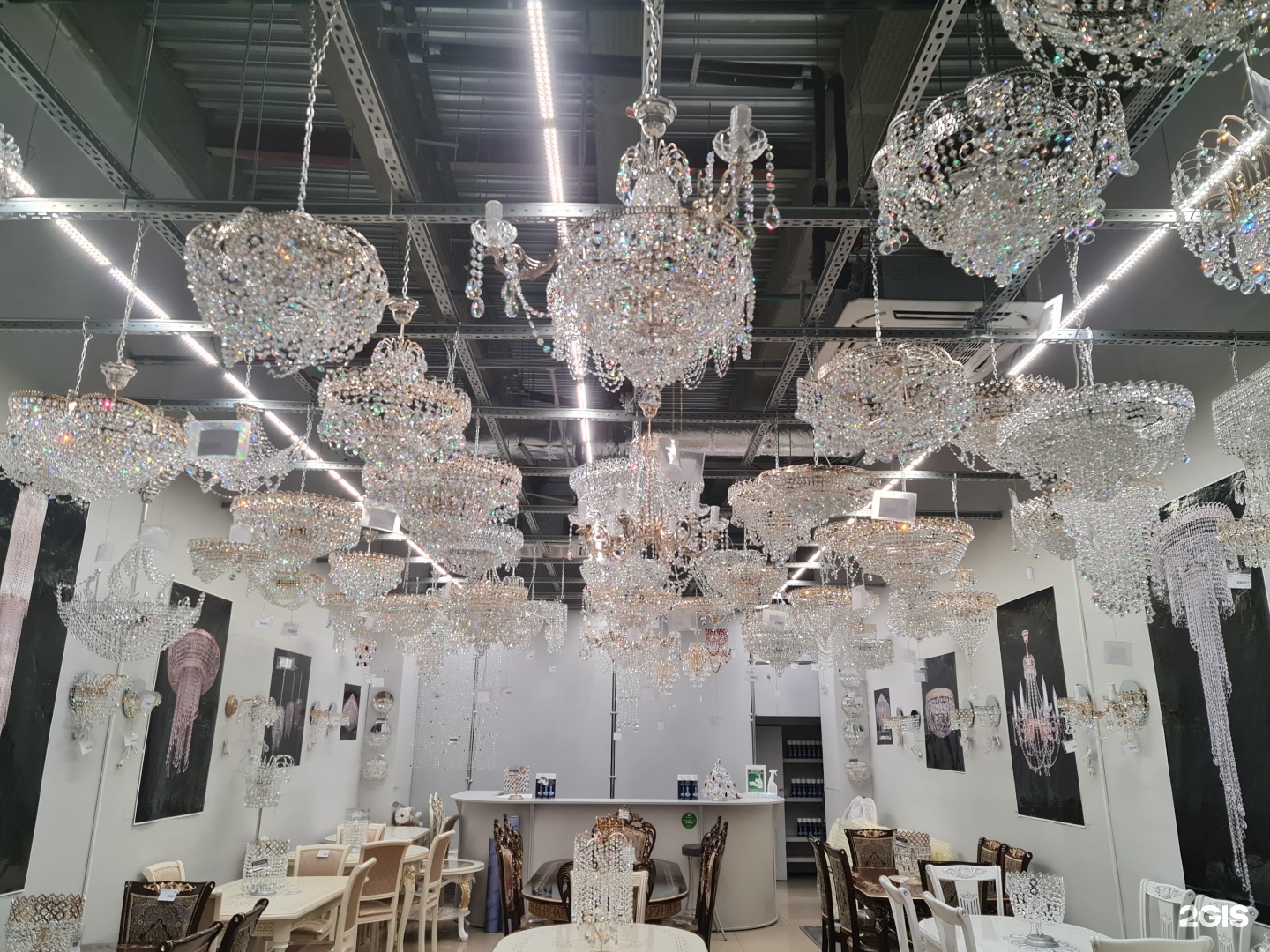 Украшение салона люстр. Shop Lighting. Best Goodine shop светильники. Twins Home светильник с перьями в интерьере.