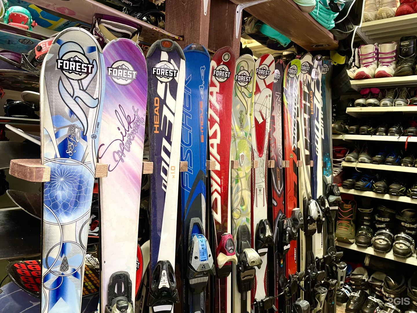 Люди в аренде лыж и сноубордов. Прокат пр