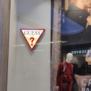 Фото от владельца Guess, сеть бутиков одежды и аксессуаров