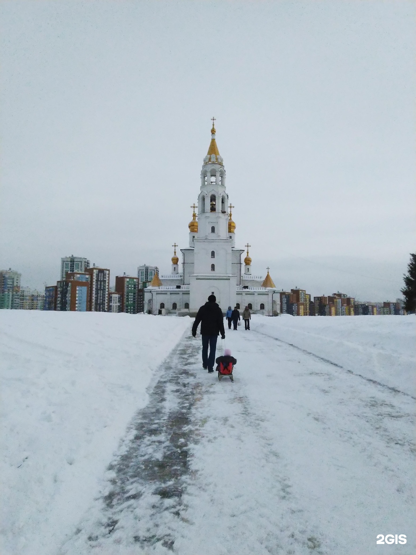 Храм строителей екатеринбург академический. Благовещенский храм святых Божиих Строителей Екатеринбург. Вильгельма де Геннина, 61 (в храме);. Храм на Вильгельма де Геннина. Благовещенская Церковь святых Божиих Строителей осенью.