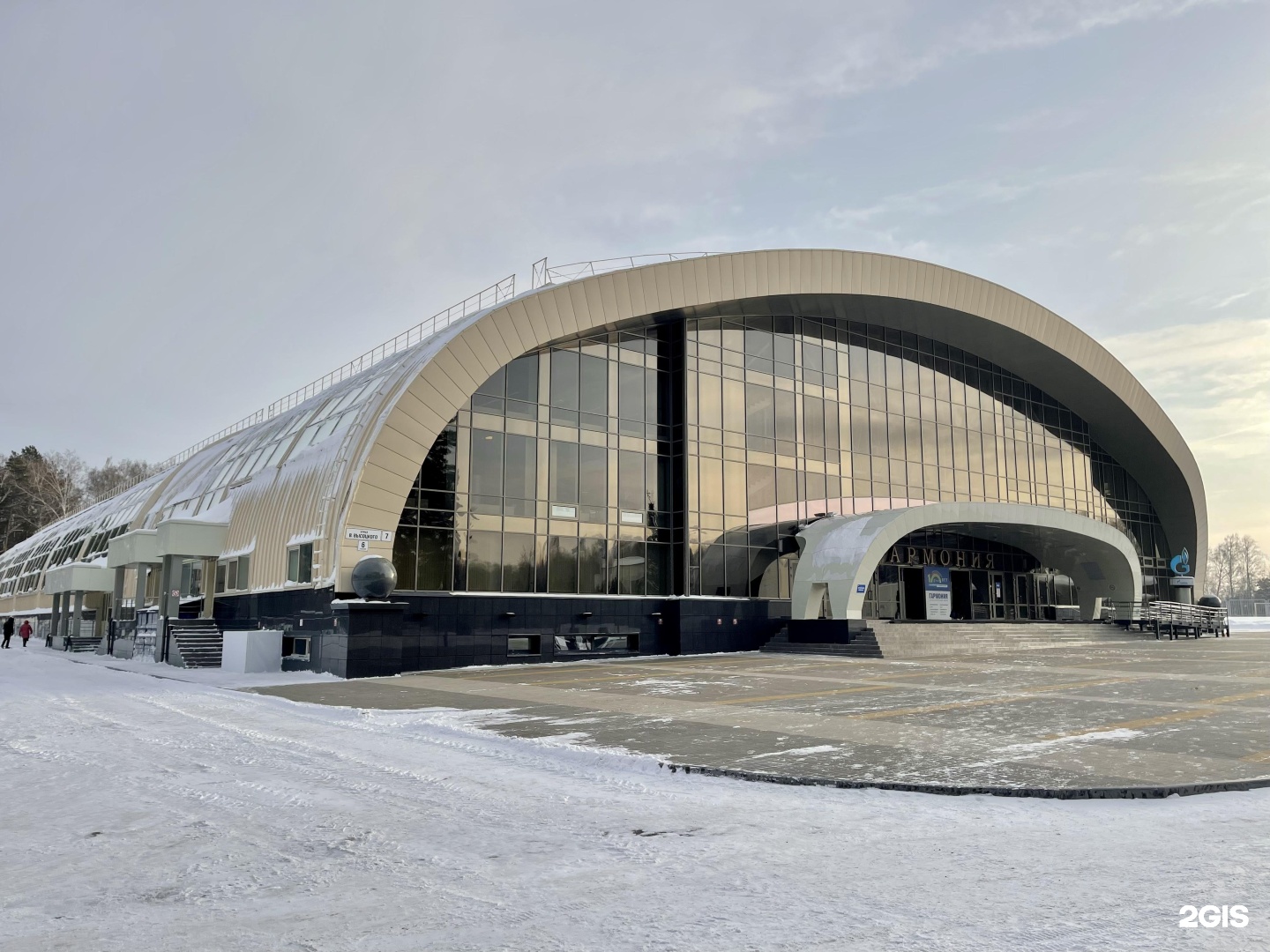 Гармония томск. Спорткомплекс Гармония Томск. Гармония Томск спортивный комплекс. Томск спортивный комплекс Гармония фасад.