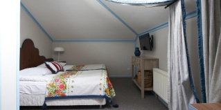 Великий Новгород: Глэмпинг ЮРЬЕВСКОЕ ПОДВОРЬЕ country club