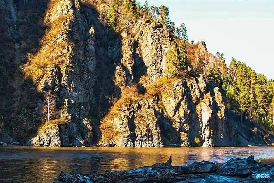 Мана ленд дивногорск. Скала манах Дивногорск. Плес на Енисее. Прогулки по Енисею Красноярск. Прогулки по Енисею до Дивногорска.