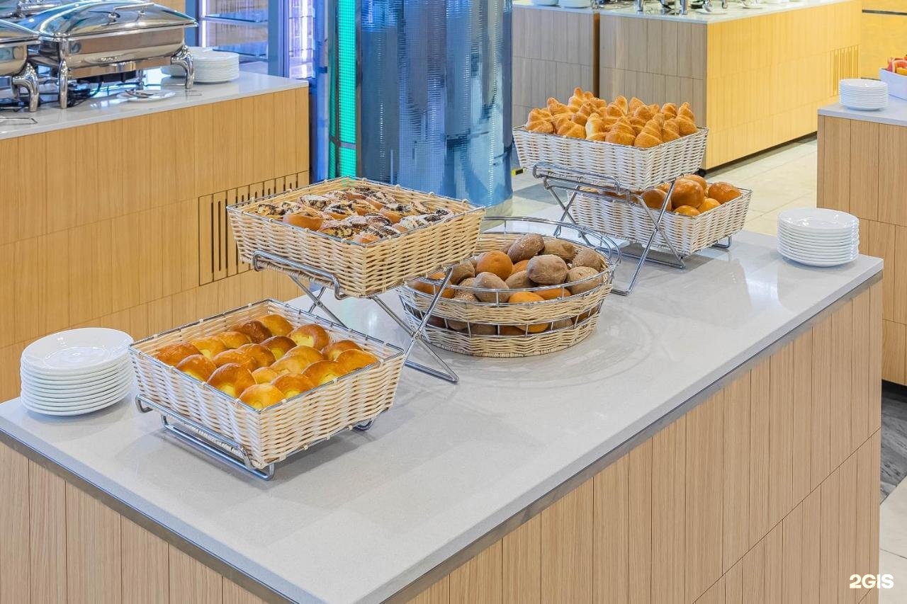 Измайлово бета шведский стол. Отель бета москва. бета измайлово гостиница москва завтрак. бета измайлово столовая.