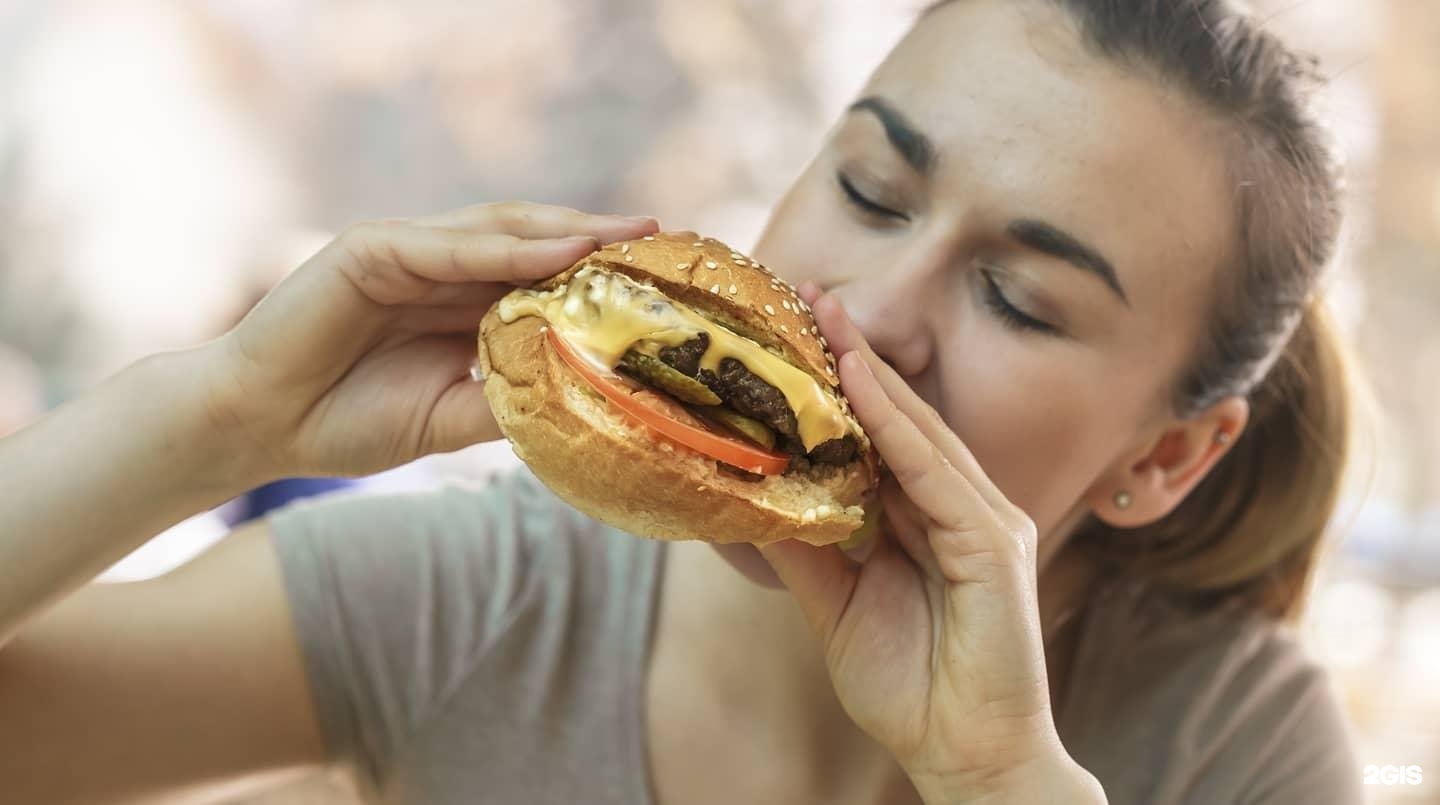 Woman eats man. Переедание. Женщина объелась. Пищевая зависимость фото. Woman eating Tacos.