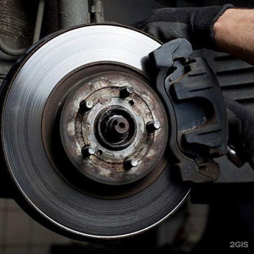 Зачистка тормозных дисков. Детали тормозной системы. Скрип при торможении причины. Скрипит машина при торможении причины. Скрипят тормоза при торможении.