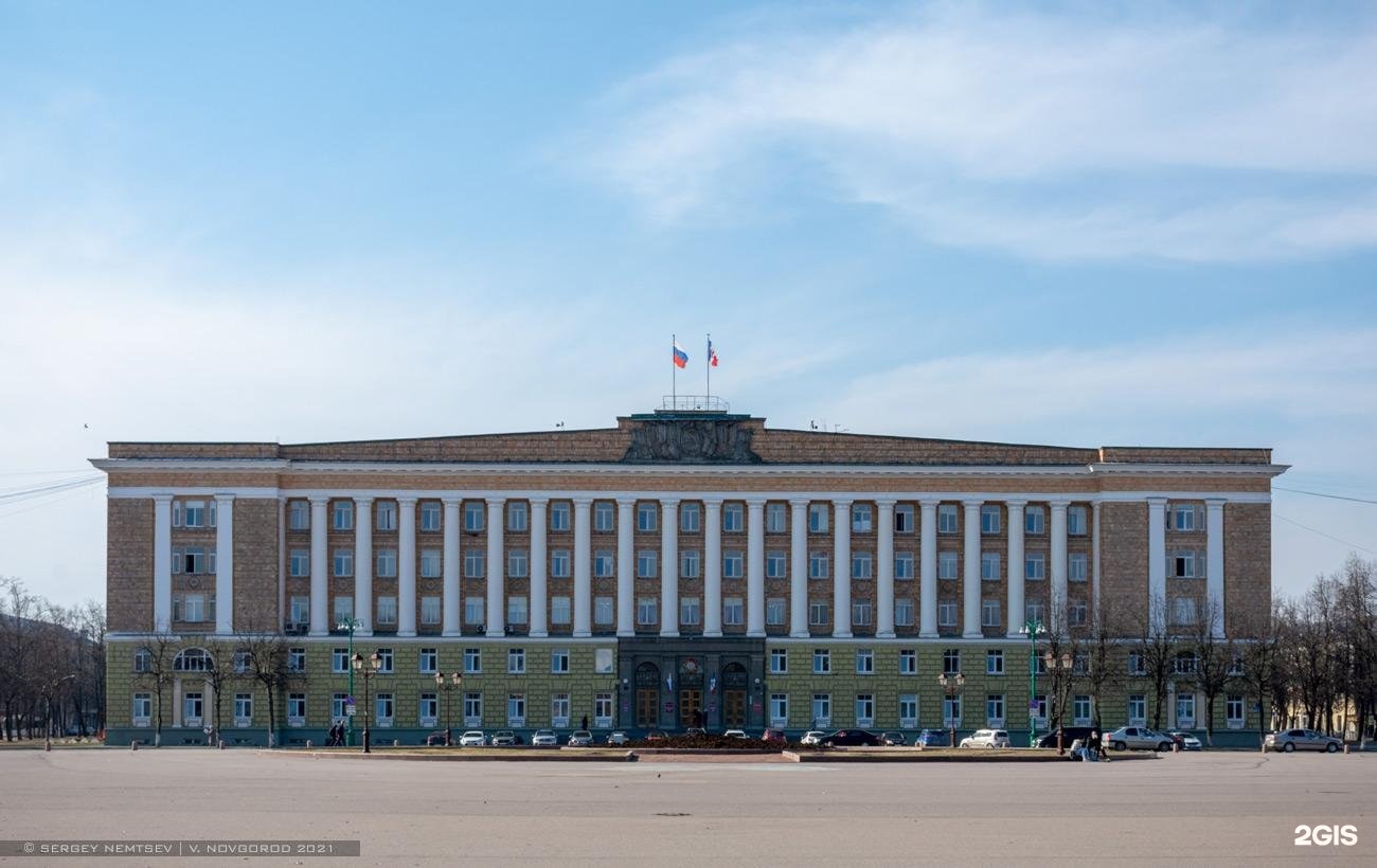 Сайт правительства новгородской. Площадь Победы Софийская 1. Великий Новгород площадь Победы. Софийская площадь в Великом Новгороде. Дом правительства Новгородская область.