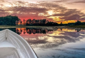 Глэмпинг А у реки в Московской области