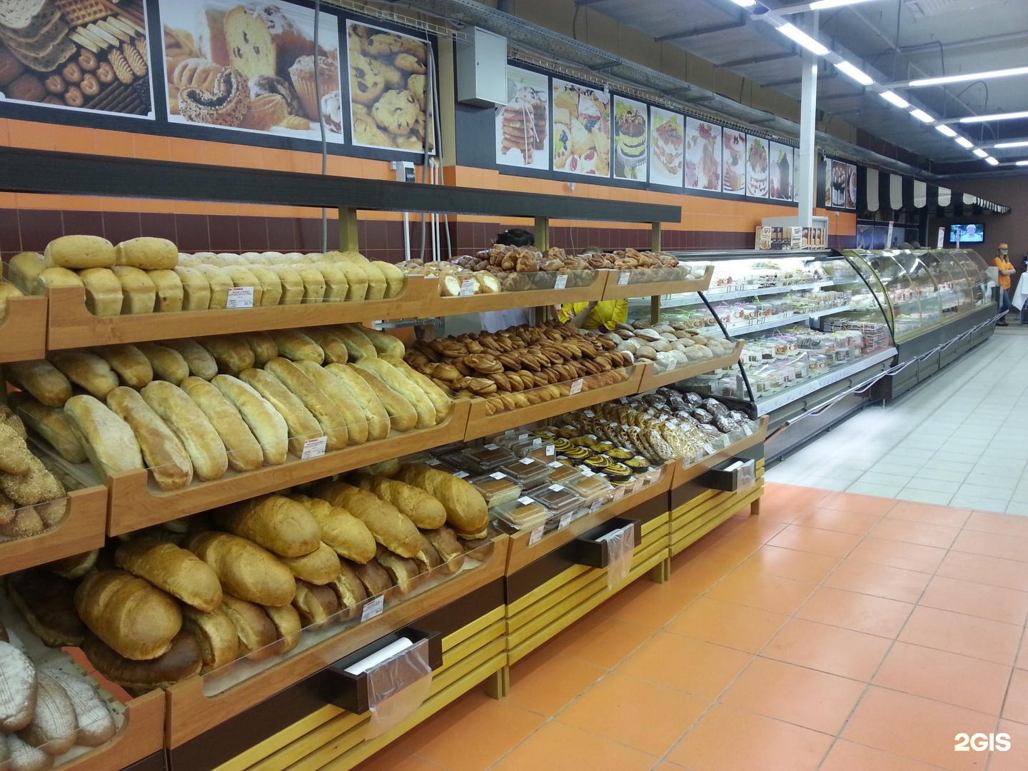Хлеб сеть магазинов. Магазин хлебобулочных изделий. Выкладка хлеба. Хлеб в магазине. Хлебный отдел.