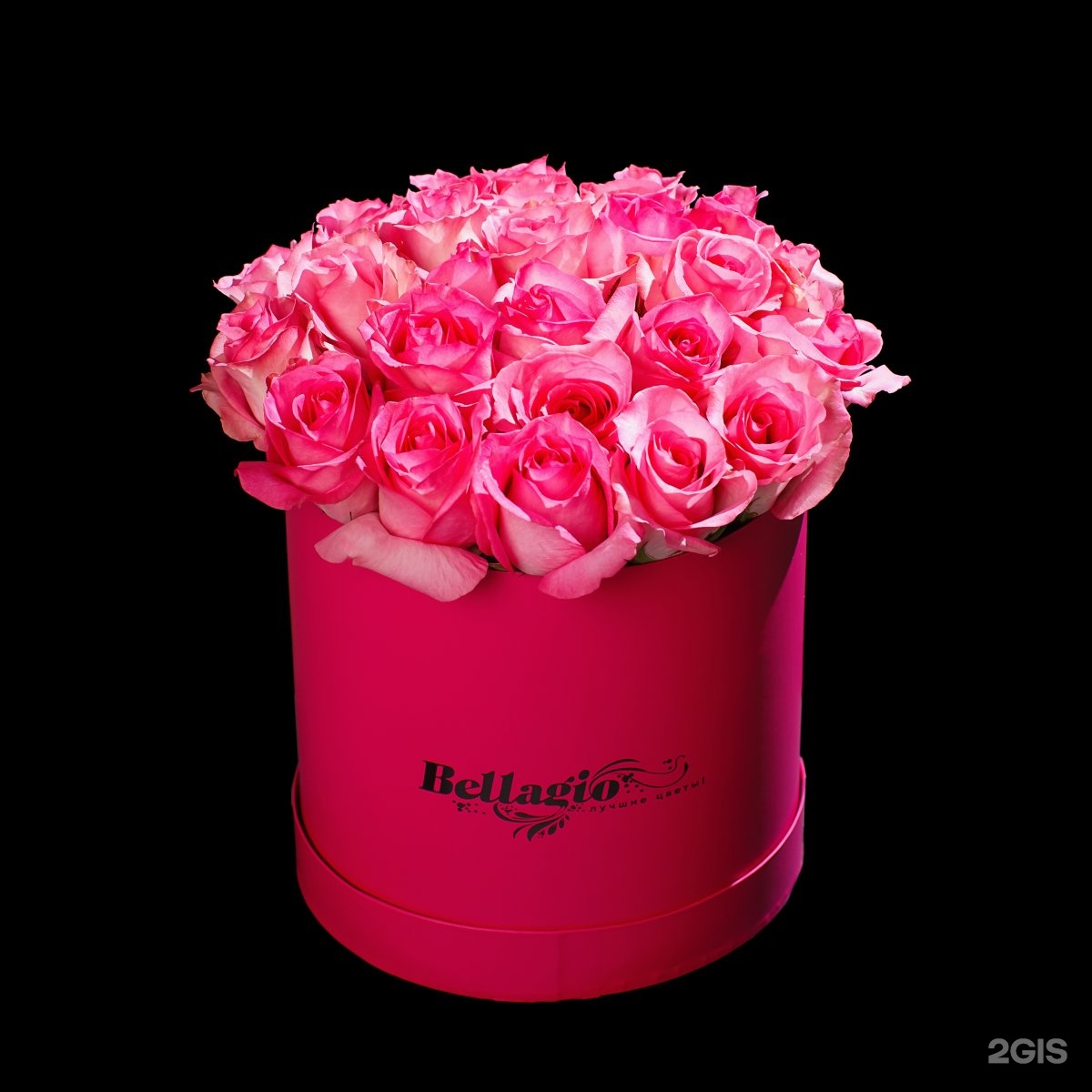 Доставка цветов тюмень недорого с бесплатной. Цветы в шляпной коробке розы. Белладжио цветы в коробке. Цветы Тюмень. Цветочный в Тюмени.