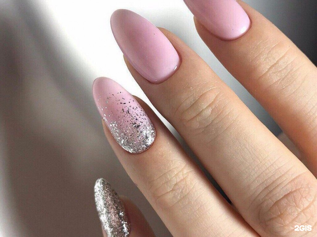 Ногти розовые с блеском