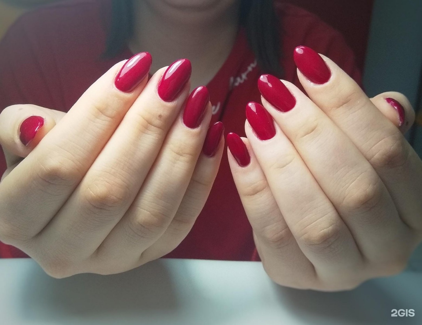 ногти с надписями. маникюр киров. маникюр красный с белым. маникюр на короткие ногти однотонный. маникюр коминтерна.