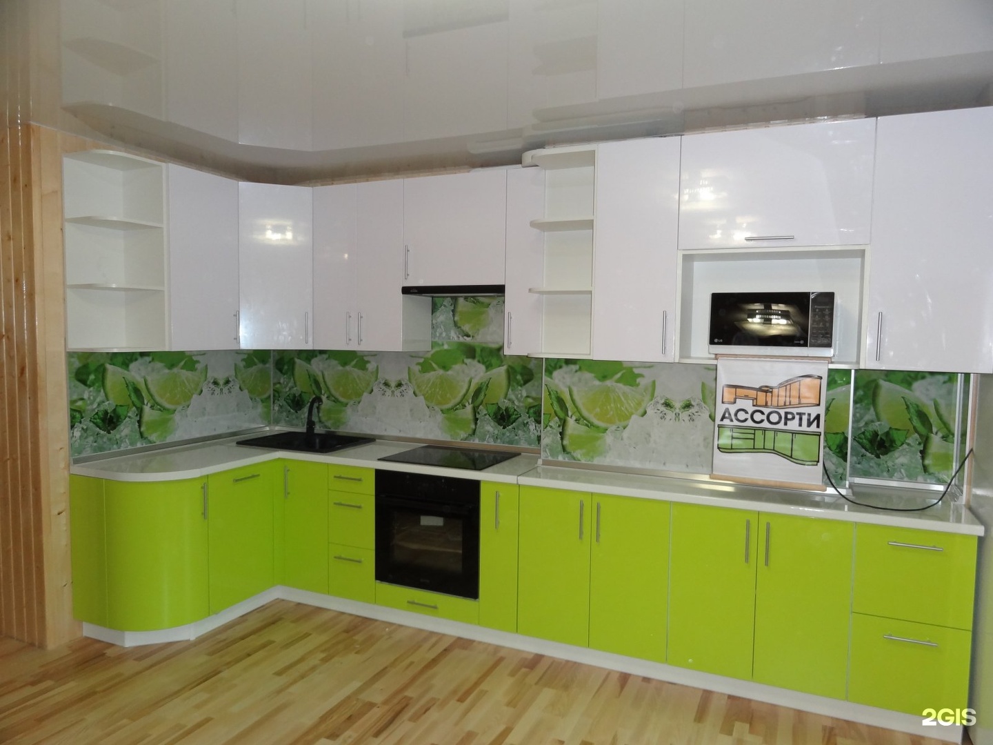 Кухонный гарнитур зеленый низ