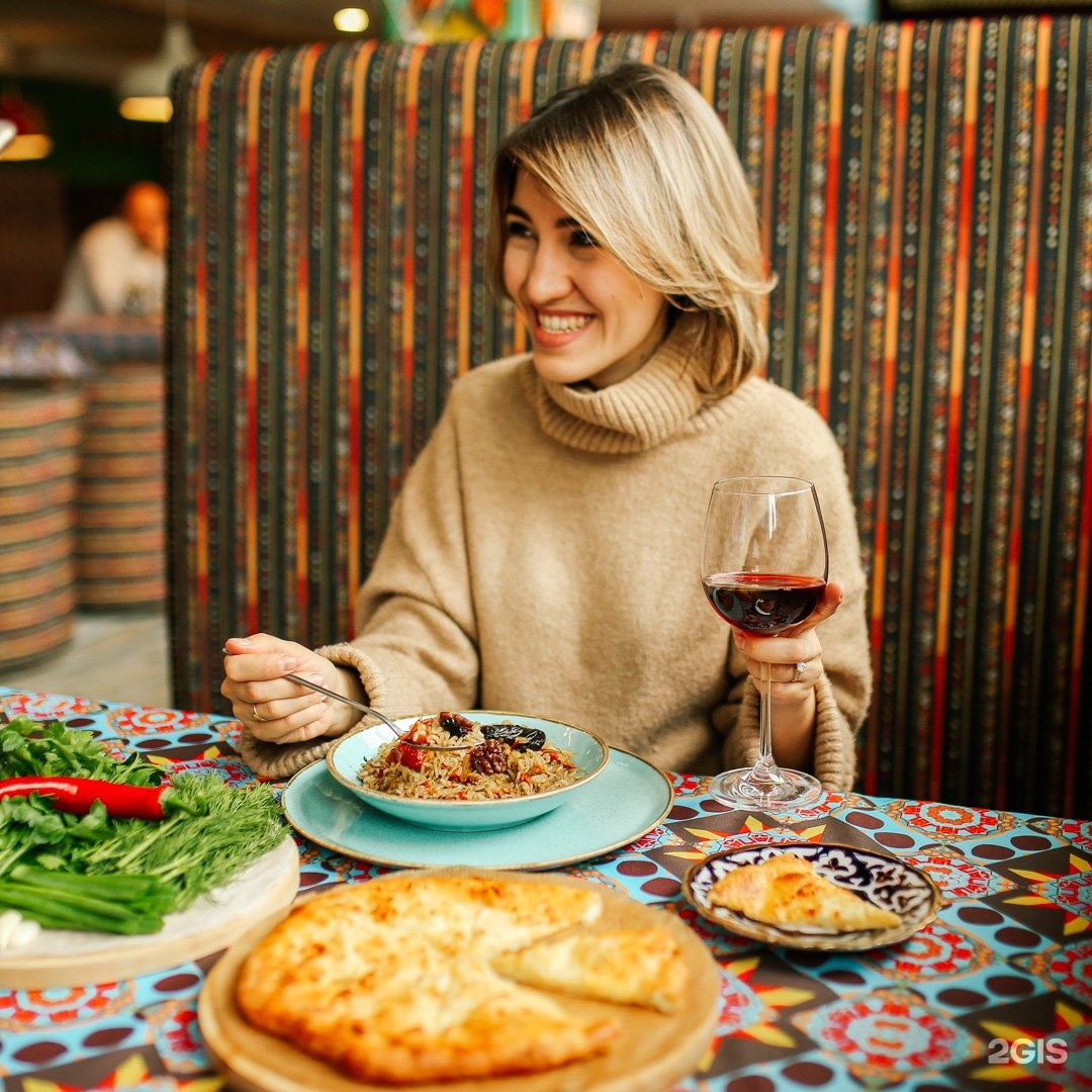 Чайхана официант. Ресторан инжир оренбург. Чайхана нават бишкек. Чайхана официант. Официанты в японском ресторане.