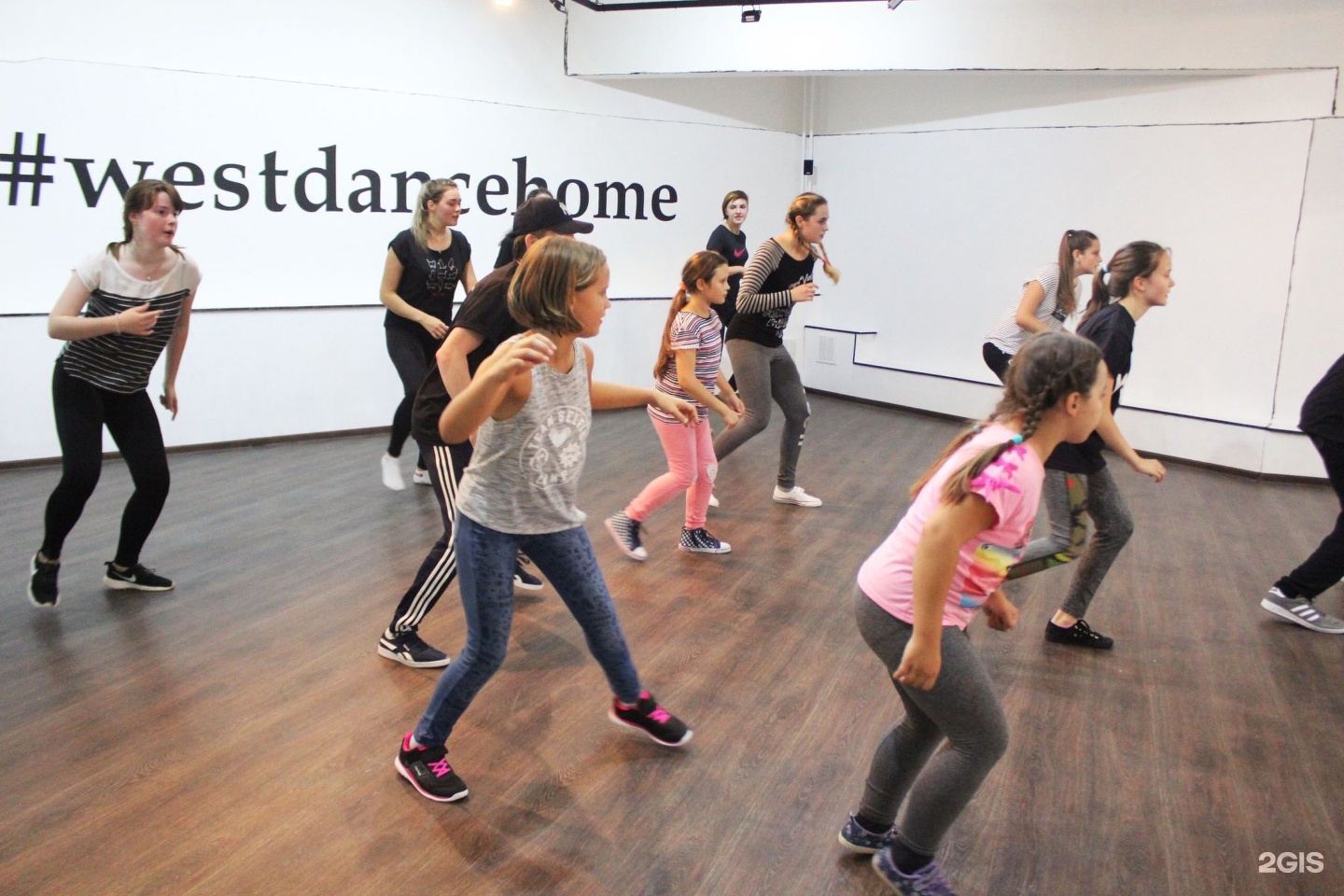 Dance studio нижний новгород. Школа современных танцев. Школа танцев Нижний Новгород. Танцевальная студия Нижний Новгород. West Dance Home Нижний Новгород.