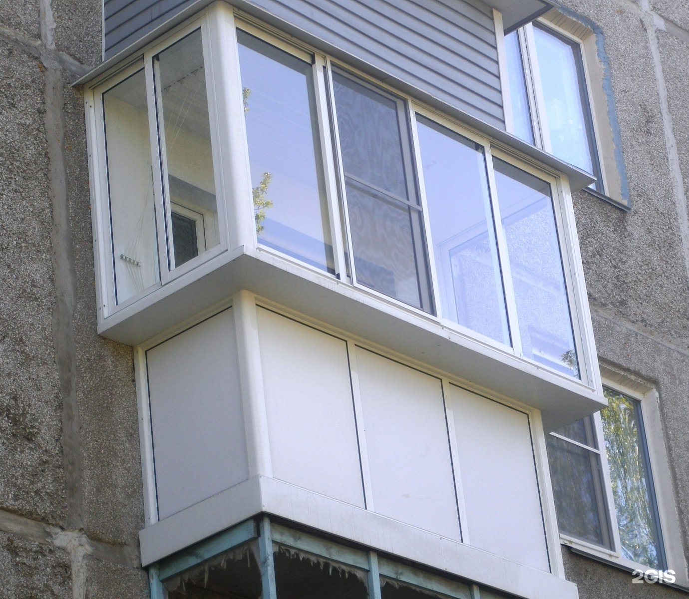 Застекленный пластиковый балкон. Остекление балкона пластиком. Пластиковый балкон. Пластиковый балкон с выносом. Пластиковые окна на балкон.