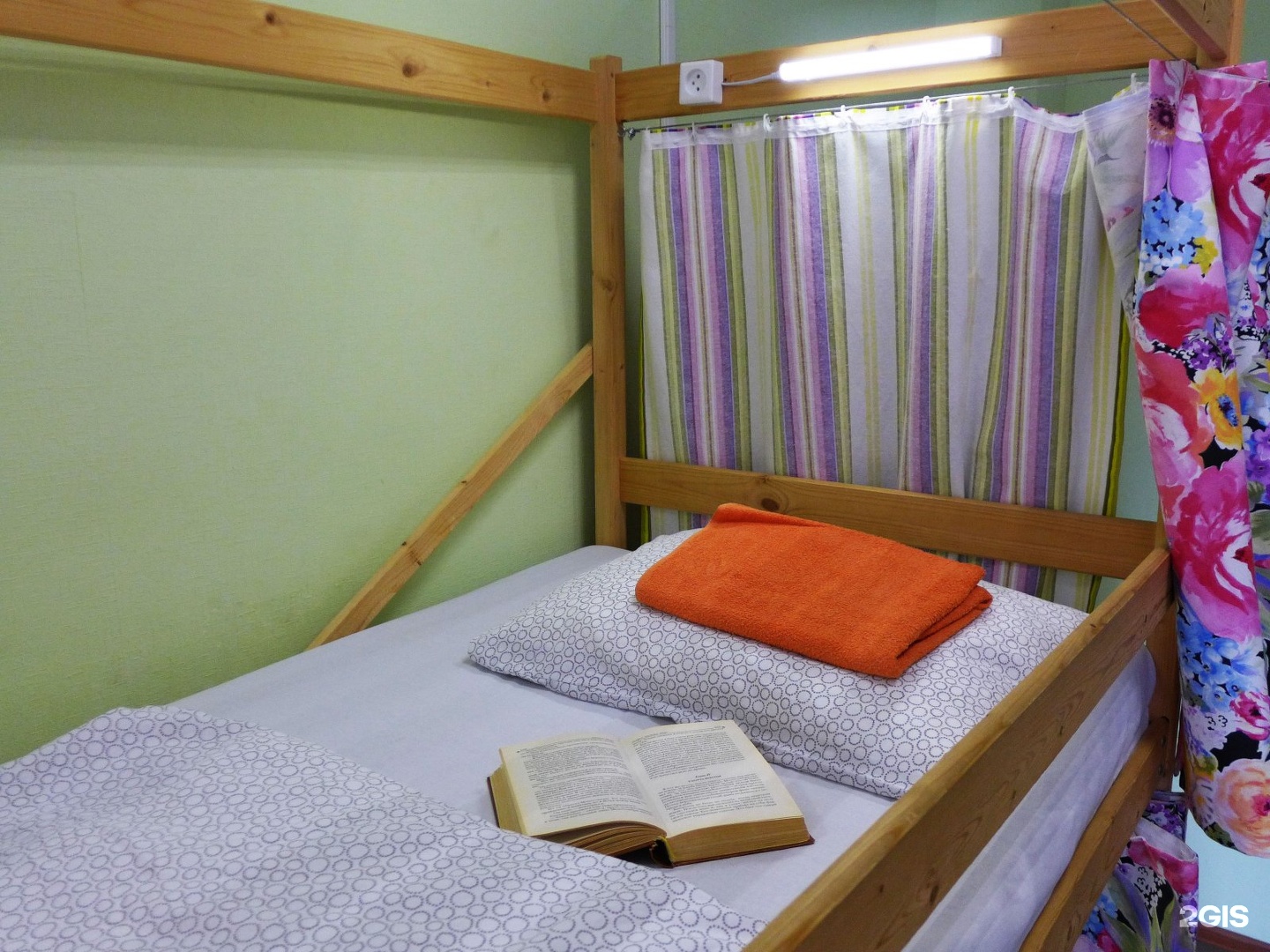 Комната в общежитии тольятти. Спальное место в хостеле. Кровать в хостеле. Хостел Тольятти. Шторки для кроватей в хостеле.