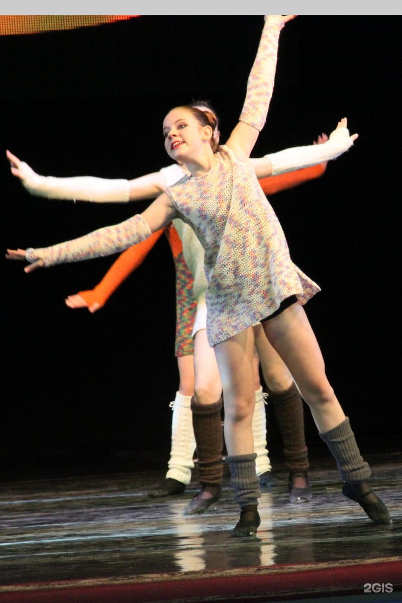 Джампстайл танец фото. Танец мужчина. Люди танцуют. Танцующий парень. Парень танцует.