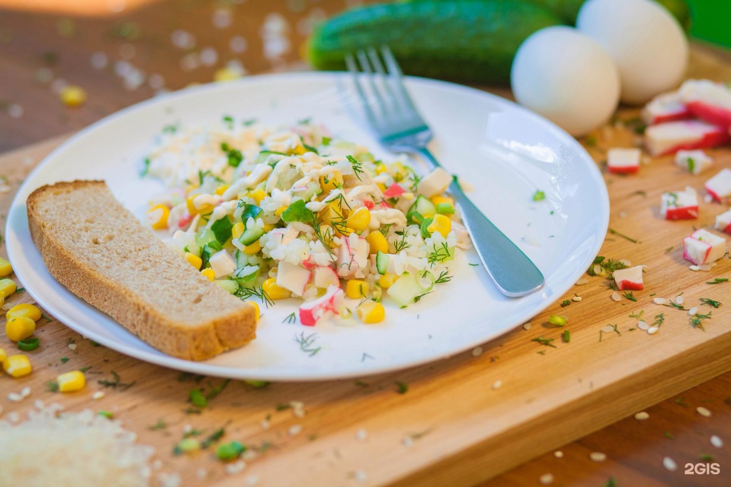 Саша варит томск. Крабовый салат запеканка. Крабовый салат высокая кухня. Салаты Александра Томск. Крабовый салат фуд фото.