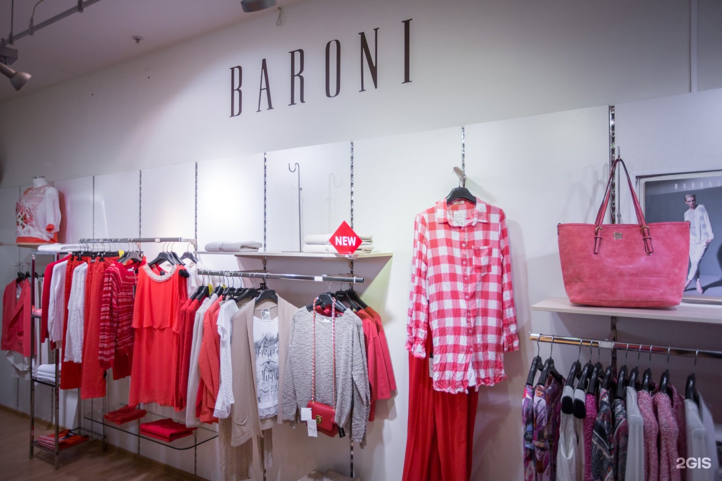 Женская одежда адреса. Барони итальянская одежда. Магазин итальянской одежды. Магазин одежды в Италии.