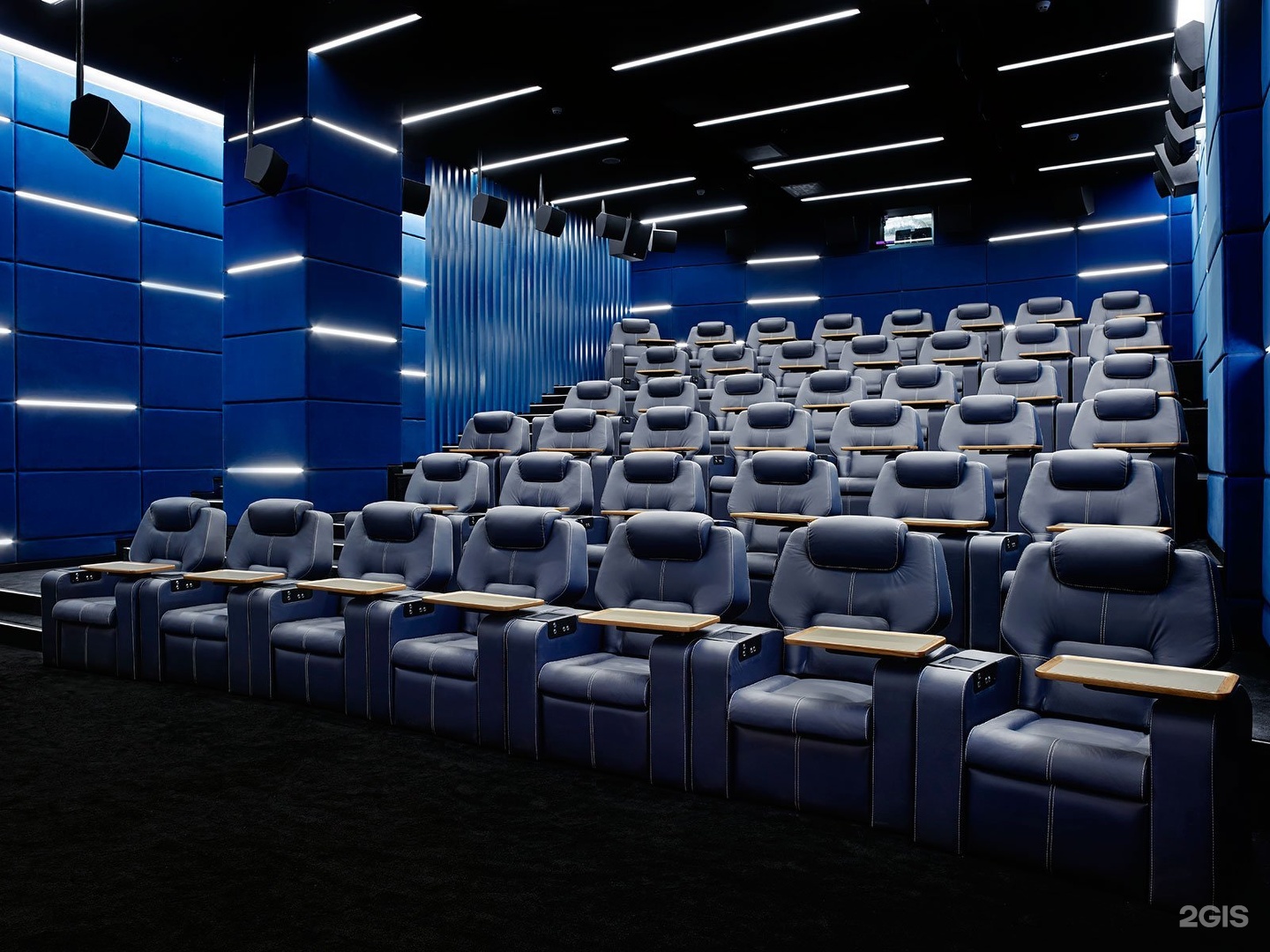 Москва улица охотный ряд 2 кинотеатр москва. Кинотеатр Москва Охотный ряд. Dolby Atmos кинотеатр. Зал Dolby Atmos. Кинотеатры Dolby Atmos в Москве.