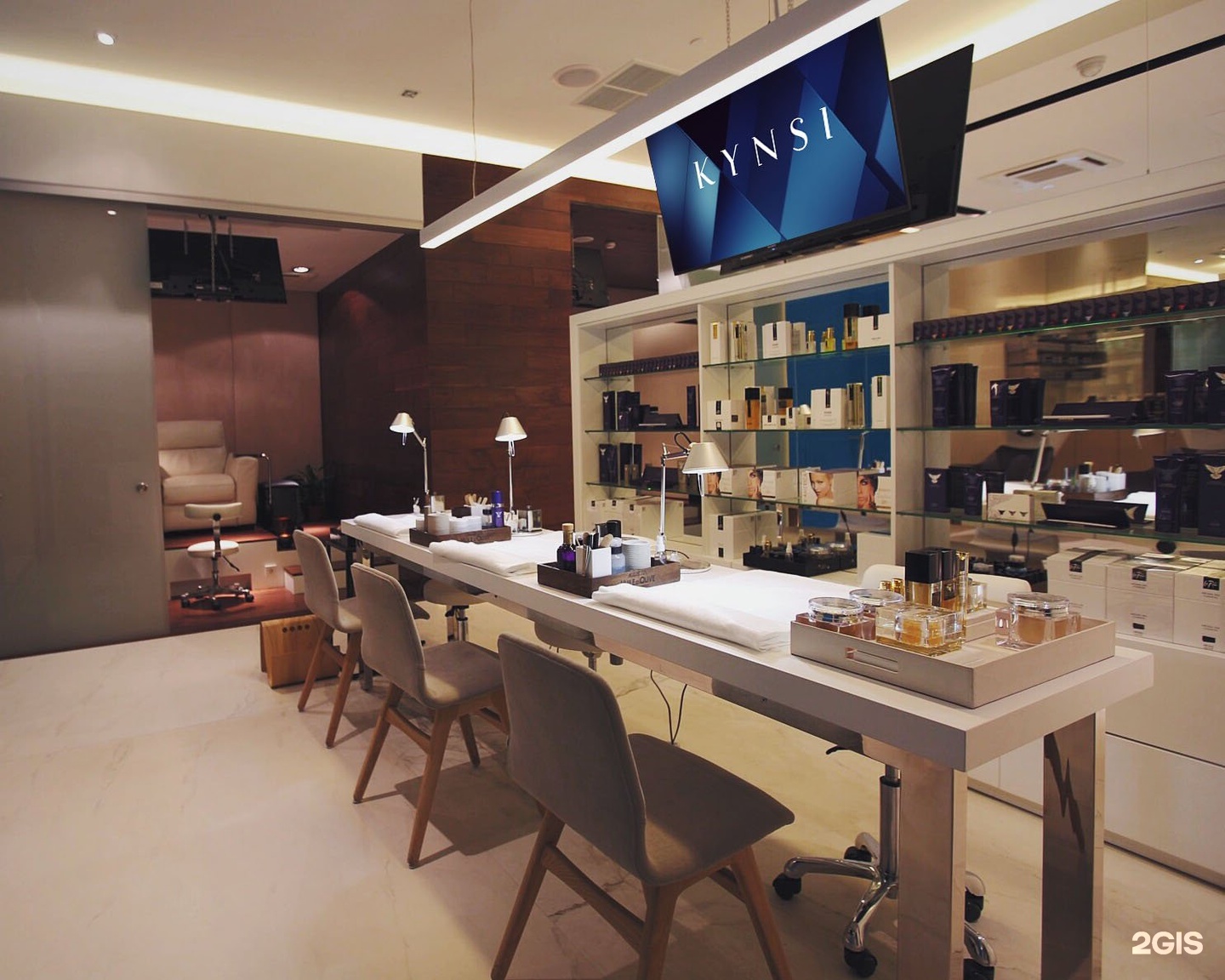 студия пресня. Roomley hotel city. Roomley hotel moscow city. гостиная в москва сити. салон кинси педикюр с ширмами.