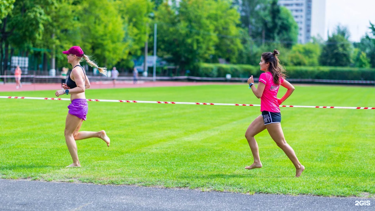 Moscow running. Академия марафона беговой клуб. Групповые пробежки Москва. Беговые тренировки по набережной. Школа быстрого бега в Москве.