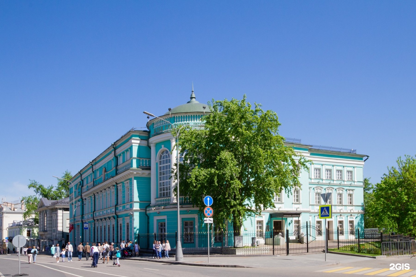 Волхонка москва. Галерея Глазунова на Волхонке. Картинная галерея Ильи Глазунова. Галерея Ильи Глазунова в Москве. Ул Волхонка д 13 галерея Глазунова.