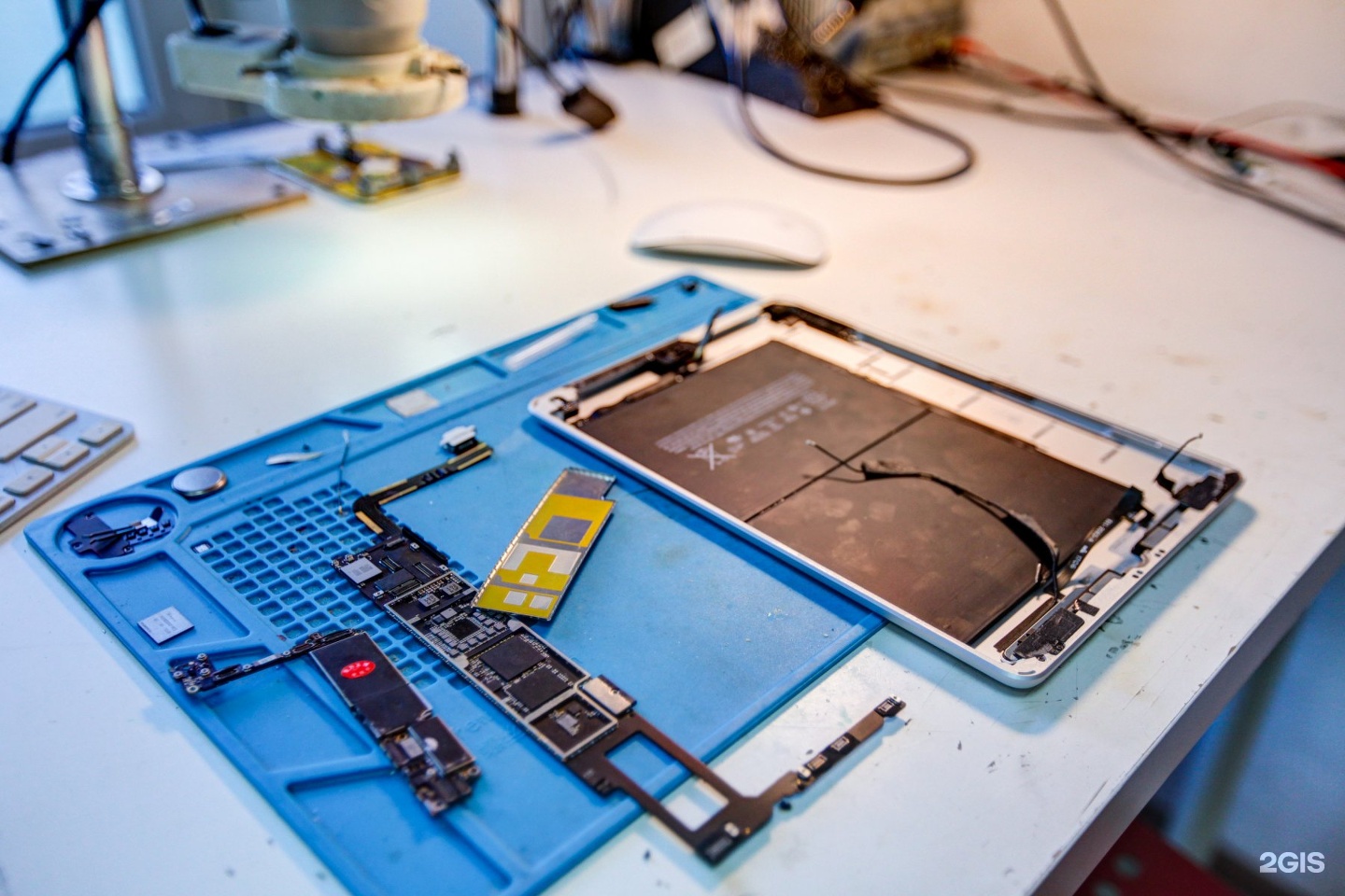 Внутреннее строение айпада. Ipad pro 9. Ремонт айфона картинки. Ремонт apple ipad undefined. Внутреннее строение айпада.