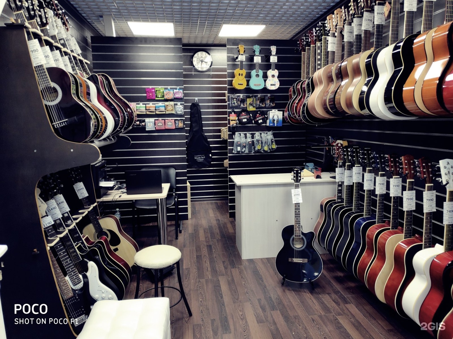 Музыкальные магазины рязань. Гитарный магазин. Гитарный магазин на Южной. Музыкальный магазин Рязань. Гитарный магазин Music sell.
