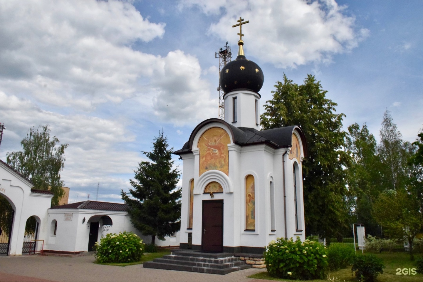 Храм михаила архангела михайловское. Часовня Михаила Архангела. Храм новомучеников Подольских в Шишкином лесу. Храм часовня Архангела Михаила. Будённовск часовня Михаила Архангела.